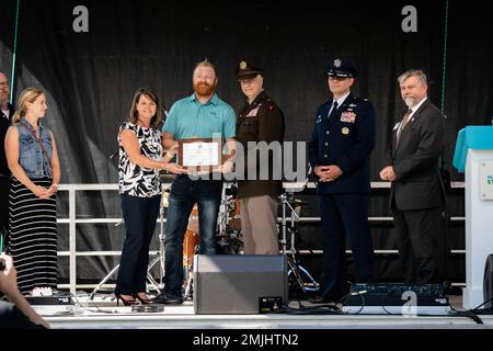 Minnesota National Guard’s Soldier, 1. LT. Samuel Butterfass steht mit Beth Krehbiel, Tracy Lee und Dave Wulff im Zumbro Valley Health Center zusammen, nachdem sie den Employer Support of the Guard and Reserve Oben und Beyond Award im Namen des Unternehmens am 30. August 2022 in Falcon Heights, MN, angenommen hatten. Während des Military Appreciation Day der Minnesota State Fair wurden 23 Arbeitgeber aus Militärfamilien von der Employer Support of the Guard and Reserve ausgezeichnet. (Foto der Nationalgarde von Minnesota, Staff Sgt. Mahsima Alkamooneh) Stockfoto