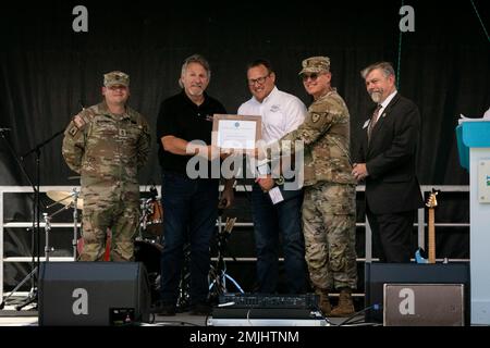 Der Soldat der Nationalgarde Minnesota, Master Sgt. Ryan Hernandez, steht mit Sugar Loaf Ford Winonas Mike Puetz und Andrew Puetz zusammen, nachdem er den Employer Support of the Guard and Reserve Over and Beyond Award im Namen des Unternehmens am 30. August 2022 in Falcon Heights, MN, angenommen hat. Während des Military Appreciation Day der Minnesota State Fair wurden 23 Arbeitgeber aus Militärfamilien von der Employer Support of the Guard and Reserve ausgezeichnet. (Foto der Nationalgarde von Minnesota, Staff Sgt. Mahsima Alkamooneh) Stockfoto