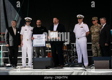 Reserve Officer der US Navy, Lt. Commander. Tyler Turpin steht mit John Marshall und David Cox von Xcel Energy zusammen, nachdem er den Employer Support of the Guard and Reserve Above and Beyond Award im Namen des Unternehmens am 30. August 2022 in Falcon Heights, MN, angenommen hat. Während des Military Appreciation Day der Minnesota State Fair erkannte und ehrte Employer Support of the Guard and Reserve 23 Arbeitgeber von Militärfamilien. (Minnesota National Guard Foto von Staff Sgt. Mahsima Alkamooneh) Military Dankation Day, Minnesota, State Fair, The Minnesota Get-Together, Unterstützung des Arbeitgebers, Nationalgarde, Stockfoto