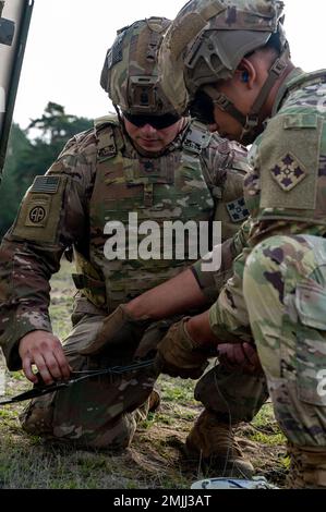 Staff Sgt. Joshua Coats, ein nicht kommissionierter Offizier der Operation, dem 588. Brigadeingenieurbataillon, dem 3. Kampfteam der Panzerbrigade, der 4. Infanteriedivision, demonstriert vor den USA Soldat mit 588. BEB, 3/4. ABCT, wie man die Detonationsschnur an eine improvisierte Sprengladung während eines Abbruchbereiches in Zagan, Polen, bindet, 30. August 2022. Das 3/4.-ABCT ist unter anderem der 1. Infanterie-Division zugeteilt und arbeitet stolz mit NATO-Verbündeten und regionalen Sicherheitspartnern zusammen, um Kampfkräfte für V Corps, Amerikas vorwärtsgebrachtes Korps in Europa, bereitzustellen. Stockfoto