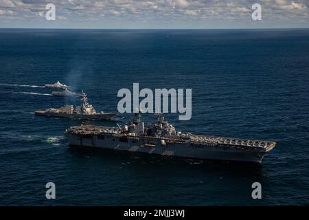 220830-N-GF955-1493 OSTSEE (AUG 30, 2022) das amphibische Sturmschiff USS Kearsarge (LHD 3) der Wasp-Klasse, der Arleigh Burke-Klasse-Lenkrakenzerstörer USS Paul Ignatius (DDG 117), die schwedische Korvette HSwMS Karlstad der Visby-Klasse (K35) und die schwedische Korvette HSwMS Helsingborg (K32) segeln in Formation während einer Manöverübung in der Ostsee, 30. August 2022. Paul Ignatius ist Teil der Kearsarge Amphibious Ready Group und hat 22. Marine Expeditionary Unit unter dem Kommando und der Kontrolle der Task Force 61/2 mit einem geplanten Einsatz in den US Naval Forces Europe einschifft Stockfoto