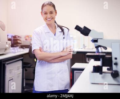 Wissenschaftliche Theorien und Hypothesen zu erforschen, ist meine Aufgabe. Porträt eines selbstbewussten jungen Wissenschaftlers im Labor. Stockfoto