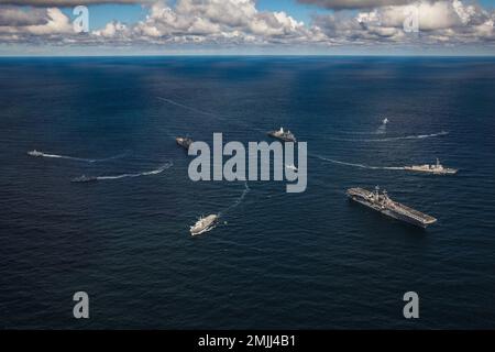 220830-N-GF955-1875 OSTSEE (AUG 30, 2022) das amphibische Sturmschiff USS Kearsarge (LHD 3) der Wasp-Klasse, die schwedische Korvette der Visby-Klasse HSwMS Härnösand (K33 44), die schwedische Korvette der Visby-Klasse HSwMS Nyköping (K34), das schwedische Hilfsunterstützungsschiff der USS Kearsarge-Klasse HSwMS Carlskrona (P04), das Amphibienschiff Gunston Hall der Whidbey Island-Klasse (LSD), Die schwedische Korvette der Stockholm-Klasse HSwMS Malmö (P 12), das amphibische Transportschiff USS Arlington (LPD 24) der San Antonio-Klasse, der Lenkraketen-Zerstörer USS Paul Ignatius der Arleigh Burke-Klasse (DDG 117), der Schwedis Stockfoto