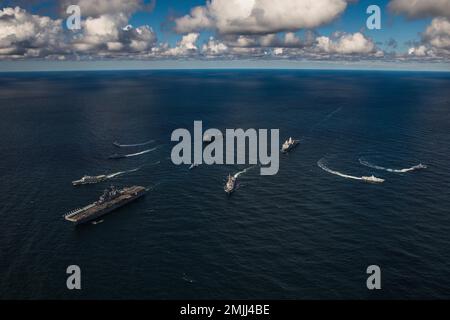 220830-N-GF955-1847 OSTSEE (AUG 30, 2022) das amphibische Sturmschiff USS Kearsarge (LHD 3) der Wasp-Klasse, die schwedische Korvette der Visby-Klasse HSwMS Härnösand (K33 44), die schwedische Korvette der Visby-Klasse HSwMS Nyköping (K34), das schwedische Hilfsunterstützungsschiff der USS Kearsarge-Klasse HSwMS Carlskrona (P04), das Amphibienschiff Gunston Hall der Whidbey Island-Klasse (LSD), Die schwedische Korvette der Stockholm-Klasse HSwMS Malmö (P 12), das amphibische Transportschiff USS Arlington (LPD 24) der San Antonio-Klasse, der Lenkraketen-Zerstörer USS Paul Ignatius der Arleigh Burke-Klasse (DDG 117), der Schwedis Stockfoto