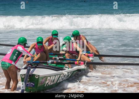 Samstag, 28. Januar 2023. Sydney Northern Beaches Surfboat Carnival am North Narrabeen Beach, lokale Surfclub Männer und Frauen Teams und deren Tradit Stockfoto