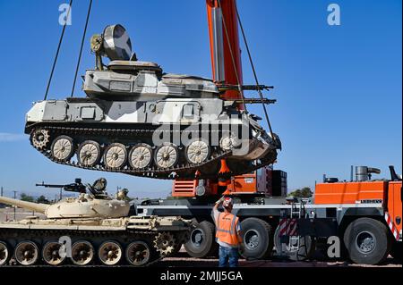 Eine ZSU-23-4, die in der Threat Training Facility (TTF) ausgestellt wurde, wird an einen neuen Standort am Nellis Air Force Base, Nevada, am 30. August 2022 verlegt. Die USA Die führende TTF der Luftwaffe, die sich im Besitz und unter der Leitung der 547. Nachrichtenschwadron befindet, beherbergt eine Sammlung von Gegenwaffen, darunter Bodenausrüstung, Boden-Luft-Raketensysteme (SAMS) und Flugzeuge. Stockfoto