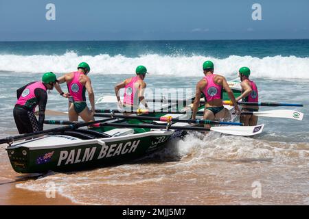 Palm Beach Sydney, traditionelles Surfbootrennen am Narrabeen Beach, Palm Beach Männer Team bereitet sich auf die nächste Karnevalshitze, Surfbootpremiere aus vor Stockfoto