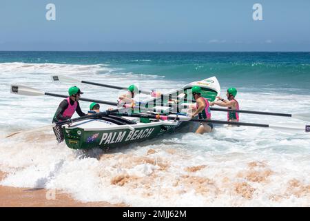 Palm Beach Sydney, traditionelles Surfbootrennen am Narrabeen Beach, Palm Beach Männer Team bereitet sich auf die nächste Karnevalshitze, Surfbootpremiere aus vor Stockfoto