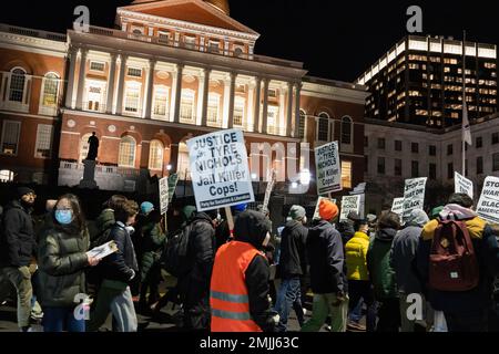 Boston, Usa. 27. Januar 2023. Demonstranten marschieren am Massachusetts State Capitol Building mit Plakaten zum Protest gegen den Polizeimord an Tyre Nichols. Etwa 100 Demonstranten versammelten sich am Eingang des Boston Common und forderten Gerechtigkeit für den Mord an Tyre Nichols. Später marschierten die Demonstranten um den Boston Common und passierten das Massachusetts State Capitol Building. Kredit: SOPA Images Limited/Alamy Live News Stockfoto