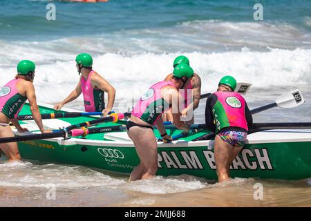 Palm Beach Sydney, traditionelles Surfbootrennen am Narrabeen Beach, Palm Beach Männer Team bereitet sich auf die nächste Karnevalshitze, Surfbootpremiere aus vor Stockfoto