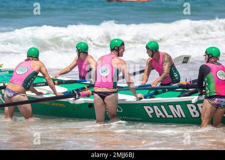 Palm Beach Sydney, traditionelles Surfbootrennen am Narrabeen Beach, Palm Beach Männer Team bereitet sich auf die nächste Karnevalshitze, Surfbootpremiere aus vor Stockfoto