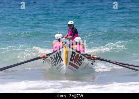 Surfbootrennen für Damen am North Narrabeen Beach in Sydney, traditionelles Surfboot von lokalen Surf Life Saving Clubs konkurrieren, NSW, Australien Stockfoto