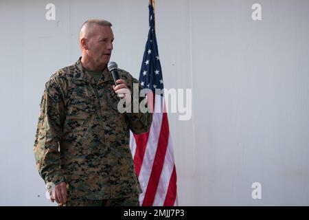 USA Marinekorps-Major Richard Thresher, Oberbefehlshaber des Afrika-Kommandos (AFRICOM), spricht vor Mitgliedern des Camp Simba während einer Preisverleihung im Camp Simba, Kenia, am 30. August 2022. "Cooperative Security Location-Manda Bay ist eine wichtige Einsatzbasis für die USA Befehlstruppen Afrikas in der Region. Die Missionen hier sind möglich dank der außergewöhnlichen Beziehungen, die wir mit unseren kenianischen Partnern haben, und ihrem Engagement für regionale Sicherheit und Stabilität“, so Langley. Stockfoto