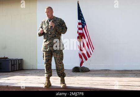 USA Marinekorps-Major Richard Thresher, Oberbefehlshaber des Afrika-Kommandos (AFRICOM), spricht vor Mitgliedern des Camp Simba während einer Preisverleihung im Camp Simba, Kenia, am 30. August 2022. "Cooperative Security Location-Manda Bay ist eine wichtige Einsatzbasis für die USA Befehlstruppen Afrikas in der Region. Die Missionen hier sind möglich dank der außergewöhnlichen Beziehungen, die wir mit unseren kenianischen Partnern haben, und ihrem Engagement für regionale Sicherheit und Stabilität“, so Langley. Stockfoto