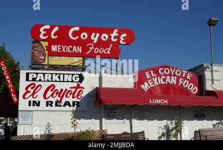 Los Angeles, Kalifornien, USA 27. Januar 2023 Ein allgemeiner Blick auf die Atmosphäre des El Coyote Mexican Restaurant am 7312 Beverly Blvd am 27. Januar 2023 in Los Angeles, Kalifornien, USA. Schauspielerin Sharon Tate, Jay Sebring, Wojciech Frykowski und Abigail Folger hatten hier ihre letzte Mahlzeit, bevor sie am 8. August 1969 von der Manson-Familie ermordet wurden. Die Hills Reality TV Show wurde hier gedreht. Prominente, die im El Coyote gegessen haben, sind Prinzessin Grace Kelly, Tony Curtis, Harrison Ford, Jane Fonda, Christopher Lloyd, Joni Mitchell, Ryan Gosling, River Phoenix, David Lynch. Foto: Barry King/Alamy Stock Phot Stockfoto