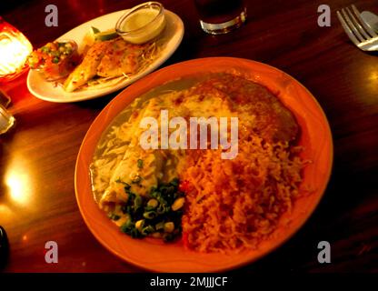 Los Angeles, Kalifornien, USA 27. Januar 2023 Ein allgemeiner Blick auf die Atmosphäre von Sharon Tate's Last Meal Cheese Enchiladas im mexikanischen Restaurant El Coyote am 7312 Beverly Blvd am 27. Januar 2023 in Los Angeles, Kalifornien, USA. Schauspielerin Sharon Tate, Jay Sebring, Wojciech Frykowski und Abigail Folger hatten hier ihre letzte Mahlzeit, bevor sie am 8. August 1969 von der Manson-Familie ermordet wurden. Die Hills Reality TV Show wurde hier gedreht. Prominente, die im El Coyote gegessen haben, sind Prinzessin Grace Kelly, Tony Curtis, Harrison Ford, Jane Fonda, Christopher Lloyd, Joni Mitchell, Ryan Gosling, River Phoenix Stockfoto