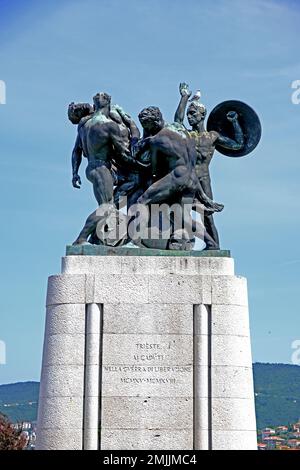 Statue zum Gedenken an die gefallenen Soldaten im Ersten Weltkrieg in Triest Italien Stockfoto