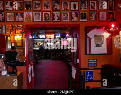 Los Angeles, Kalifornien, USA 27. Januar 2023 Ein allgemeiner Blick auf die Atmosphäre des El Coyote Mexican Restaurant am 7312 Beverly Blvd am 27. Januar 2023 in Los Angeles, Kalifornien, USA. Schauspielerin Sharon Tate, Jay Sebring, Wojciech Frykowski und Abigail Folger hatten hier ihre letzte Mahlzeit, bevor sie am 8. August 1969 von der Manson-Familie ermordet wurden. Die Hills Reality TV Show wurde hier gedreht. Prominente, die im El Coyote gegessen haben, sind Prinzessin Grace Kelly, Tony Curtis, Harrison Ford, Jane Fonda, Christopher Lloyd, Joni Mitchell, Ryan Gosling, River Phoenix, David Lynch. Foto: Barry King/Alamy Stock Phot Stockfoto
