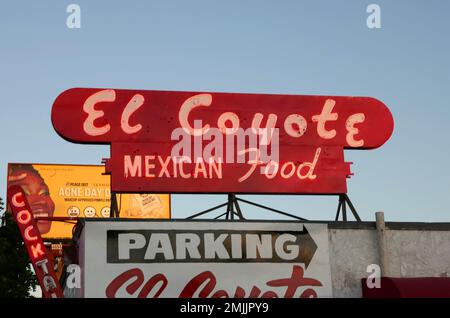 Los Angeles, Kalifornien, USA 27. Januar 2023 Ein allgemeiner Blick auf die Atmosphäre des El Coyote Mexican Restaurant am 7312 Beverly Blvd am 27. Januar 2023 in Los Angeles, Kalifornien, USA. Schauspielerin Sharon Tate, Jay Sebring, Wojciech Frykowski und Abigail Folger hatten hier ihre letzte Mahlzeit, bevor sie am 8. August 1969 von der Manson-Familie ermordet wurden. Die Hills Reality TV Show wurde hier gedreht. Prominente, die im El Coyote gegessen haben, sind Prinzessin Grace Kelly, Tony Curtis, Harrison Ford, Jane Fonda, Christopher Lloyd, Joni Mitchell, Ryan Gosling, River Phoenix, David Lynch. Foto: Barry King/Alamy Stock Phot Stockfoto