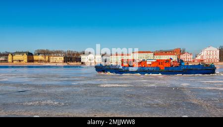 Das Flussboot bricht Eis auf dem Fluss Newa Stockfoto