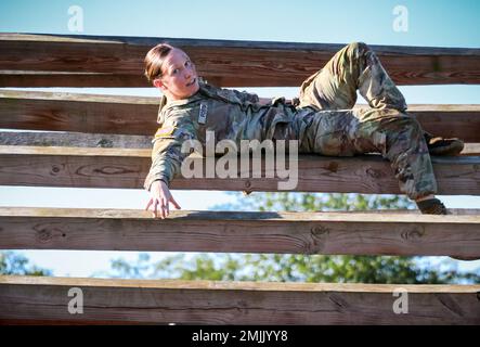 Sierra Foster, ein Monroe, Iowa, einheimischer und militärischer Polizeisoldat, der der 186. Military Police Company, Iowa Army National Guard, zugeteilt wurde, navigiert am 30. August 2022 ein Hindernis auf einem Luftangriffskurs in Camp Dodge in Johnston, Iowa. Mehr als 200 Soldaten und Flugzeuge nahmen an einer 12-Tage-US Teil Army Air Assault Kurs in Camp Dodge, der Servicemitarbeiter im Umgang mit Tragseilen und Abseilen ausbildet. Stockfoto