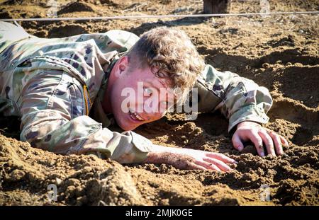 Ein Soldat der Nationalgarde Iowa krabbelt am 30. August 2022 auf einem Luftangriffskurs in Camp Dodge in Johnston, Iowa, unter dem Hindernis der flachen Leitung. Mehr als 200 Soldaten und Flugzeuge nahmen an einer 12-Tage-US Teil Army Air Assault Kurs in Camp Dodge, der Servicemitarbeiter im Umgang mit Tragseilen und Abseilen ausbildet. Stockfoto