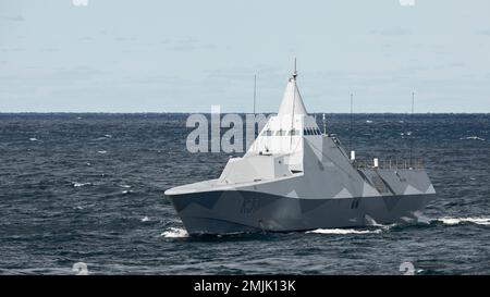 220830-N-MZ836-1025 OSTSEE (30. August 2022) die schwedische Corvette der Visby-Klasse HSwMS Harnosand (K33) durchquert die Ostsee während einer Fotoübung mit dem Amphibienschiff USS Kearsarge der Wasp-Klasse (LHD 3) 30. August 2022. Die Kearsarge Amphibious Ready Group und startete die 22. Marine Expeditionary Unit unter dem Kommando und der Kontrolle der Task Force 61/2, befindet sich auf einem geplanten Einsatz in den USA Marinestreitkräfte Europa Einsatzgebiet, angestellt von den USA Sechste Flotte, die die Interessen der USA, Verbündeten und Partner verteidigt. Stockfoto