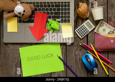 Unordentliche Arbeit an Schreibtischbleistiften und Geldpapieren Stockfoto