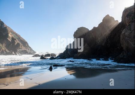 Eindruck am späten Nachmittag von Pfeiffer Beach, Kalifornien an einem hellen sonnigen Nachmittag, wenn die Sonne untergeht. Stockfoto