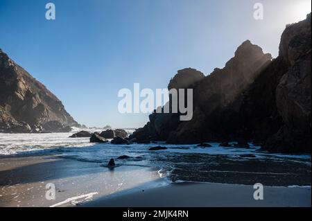 Eindruck am späten Nachmittag von Pfeiffer Beach, Kalifornien an einem hellen sonnigen Nachmittag, wenn die Sonne untergeht. Stockfoto