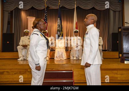 Chief Master-at-Arms Ezra Payton, dem Kommandanten der Sicherheitsabteilung Fleet Activities Sasebo (CFAS) zugewiesen, überreicht seine Halsabzeichen Master-at-Arms 1. Class Arlicia litt Stallworth während seiner Inbetriebnahmezeremonie am 31. August 2022 bei CFAS. Seit 75 Jahren stellt die CFAS Basiseinrichtungen und -Dienste bereit, wartet und betreibt diese, um die US- und alliierten Streitkräfte zu unterstützen und gleichzeitig ihre Familien und die Gemeinschaft optimal zu unterstützen. Stockfoto