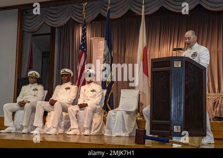 Master Chief Master-at-Arms Jeffrey Harris, dem Kommandanten Fleet Activities Sasebo (CFAS) zugeteilt, spricht während einer Zeremonie für ENS. Ezra Payton, der CFAS-Sicherheitsabteilung am 31. August 2022 zugewiesen. Seit 75 Jahren stellt die CFAS Basiseinrichtungen und -Dienste bereit, wartet und betreibt diese, um die US- und alliierten Streitkräfte zu unterstützen und gleichzeitig ihre Familien und die Gemeinschaft optimal zu unterstützen. Stockfoto