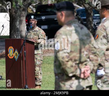 Brigg. General Jason E. Kelly, Commander von Fort Jackson, spricht während einer Zeremonie zum Kommandowechsel am 31. August auf dem Victory Field. Kelly übernahm das Kommando über den Posten von Brig aus. General Patrick R. Michaelis während der Veranstaltung. Stockfoto