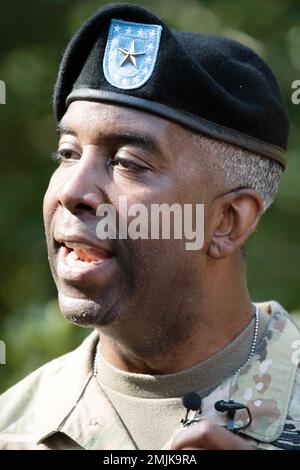 Brigg. General Jason E. Kelly, Befehlshaber von Fort Jackson, spricht nach der Zeremonie des Army Training Center vom 31. August mit Medienvertretern. Stockfoto