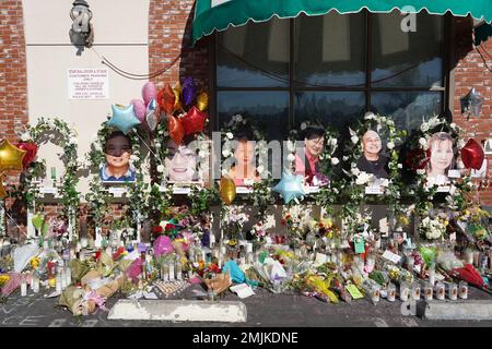 Fotos von Massenerschießopfern Xiujuan Yu, Diana Tom, Ming Wei Ma, Valentino Alvero und My Nhan in einer Gedenkstätte vor dem Star Ballroom Dance Studio am Freitag, 27. Januar 2023, in Monterey Park, Kalifornien Ein bewaffneter Mann tötete am 22. Januar 2023 mehrere Leute im Tanzstudio des Ballsaals während der Mondneujahrsfeier. Stockfoto