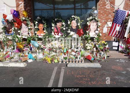 Fotos von Massenerschießopfern Xiujuan Yu, Diana Tom, Ming Wei Ma, Valentino Alvero und My Nhan in einer Gedenkstätte vor dem Star Ballroom Dance Studio am Freitag, 27. Januar 2023, in Monterey Park, Kalifornien Ein bewaffneter Mann tötete am 22. Januar 2023 mehrere Leute im Tanzstudio des Ballsaals während der Mondneujahrsfeier. Stockfoto