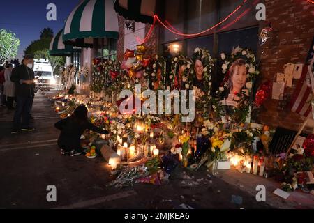 Fotos von Massenerschießopfern Xiujuan Yu, Diana Tom, Ming Wei Ma, Valentino Alvero und My Nhan in einer Gedenkstätte vor dem Star Ballroom Dance Studio am Freitag, 27. Januar 2023, in Monterey Park, Kalifornien Ein bewaffneter Mann tötete am 22. Januar 2023 mehrere Leute im Tanzstudio des Ballsaals während der Mondneujahrsfeier. Stockfoto