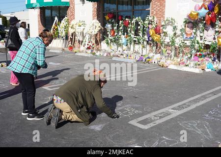 Fotos von Massenerschießopfern Xiujuan Yu, Diana Tom, Ming Wei Ma, Valentino Alvero und My Nhan in einer Gedenkstätte vor dem Star Ballroom Dance Studio am Freitag, 27. Januar 2023, in Monterey Park, Kalifornien Ein bewaffneter Mann tötete am 22. Januar 2023 mehrere Leute im Tanzstudio des Ballsaals während der Mondneujahrsfeier. Stockfoto