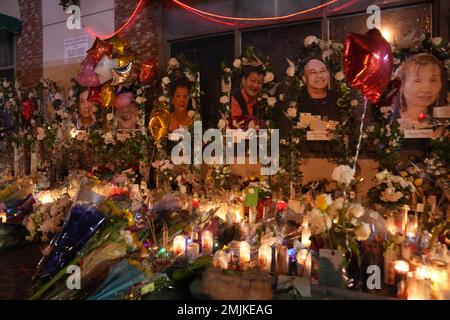 Fotos von Massenerschießopfern Xiujuan Yu, Diana Tom, Ming Wei Ma, Valentino Alvero und My Nhan in einer Gedenkstätte vor dem Star Ballroom Dance Studio am Freitag, 27. Januar 2023, in Monterey Park, Kalifornien Ein bewaffneter Mann tötete am 22. Januar 2023 mehrere Leute im Tanzstudio des Ballsaals während der Mondneujahrsfeier. Stockfoto