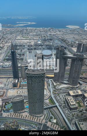 Dubai: Wunderschöne Aussicht auf die Stadt vom Gipfel des Burj Khalifa. Stockfoto