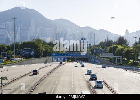 Eingang und Ausgang des Western Harbour Crossing Tunnels auf der West Kowloon Seite. Es handelt sich um einen zweispurigen U-Bahn-Tunnel mit 3 Bahnen zum Überqueren des Victoria Harbour. Stockfoto