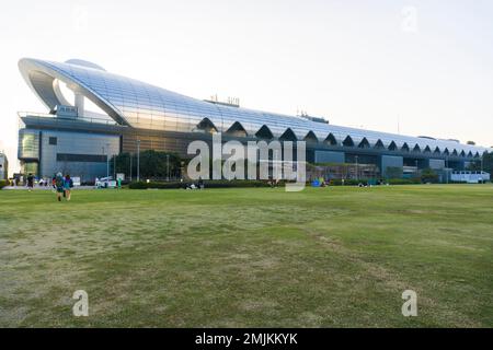 Hongkong - November 2020 : Kai Tak Cruise Terminal. Es ist ein Kreuzfahrthafen auf der ehemaligen Start- und Landebahn des Flughafens Kai Tak. Stockfoto