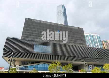 Hongkong - Februar 2021: M Plus Museum im West Kowloon Cultural District, Low Angle View. Ein Museum für moderne und zeitgenössische visuelle Kultur Stockfoto