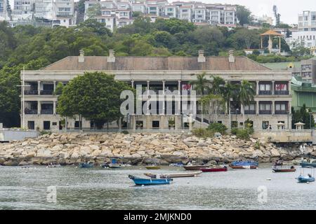 Hong Kong, China - Nov. 21 2022 : Murray House, ein viktorianisches Gebäude in Stanley, lange Sicht, Augenhöhe Stockfoto