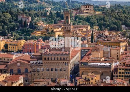 Palazzo Vecchio und rote Dächer von der Brunelleschi-Kuppel des Doms oder der Cattedrale di Santa Maria del Fiore, Florenz, Italien, aus der Vogelperspektive Stockfoto