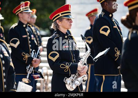 Die U.S. Army Band, Pershing’s Own, unterstützt eine Wreath-Verlegung der Armed Forces Full Honors am Grab des Unbekannten Soldaten auf dem Arlington National Cemetery, Arlington, Virginia, 31. August 2022. Der Kranz wurde von Morten Bødskov, dem dänischen Verteidigungsminister, gelegt. US Army, USA, anc, arlington National Cemetery, Stockfoto