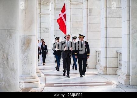 (Von links nach rechts) Morten Bødskov, Verteidigungsminister, Dänemark und USA Armeebrig. General Christopher Norrie, kommandierender General, 7. Training Command Walk through the Memorial Amphitheater at Arlington National Cemetery, Arlington, Virginia, 31. August 2022. Während seiner Zeit bei ANC nahm Bødskov an einer Kranzfestigung der Streitkräfte mit voller Auszeichnung am Grab des unbekannten Soldaten Teil. Stockfoto