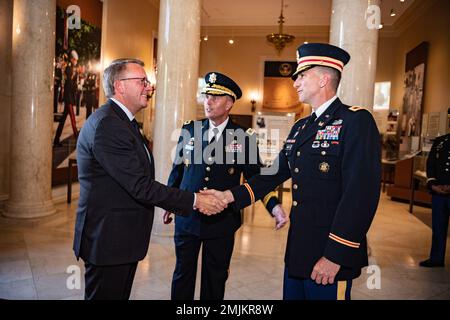 USA Armeekollege Michael Binetti (rechts), Stabschef des Nationalfriedhofs Arlington, begrüßt Morten Bødskov (links), Verteidigungsminister, Dänemark, im Ausstellungsraum des Gedenkamphitheaters auf dem Nationalfriedhof Arlington, Virginia, 31. August 2022. Bødskov hatte gerade an einer Zeremonie der Streitkräfte zur Vollehre des Kranzes im Grab des unbekannten Soldaten teilgenommen. Stockfoto