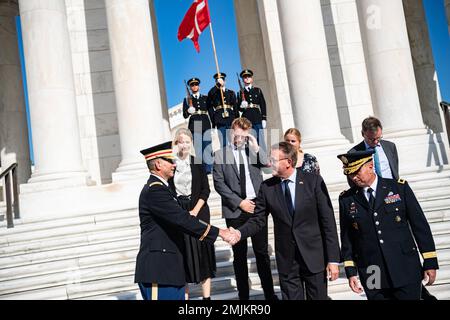 USA Oberstleutnant Michael Binetti (links), Stabschef des Nationalfriedhofs Arlington, verabschiedet sich von Morten Bødskov (Zentrum), Verteidigungsminister, Dänemark bei seiner Abreise auf dem Nationalfriedhof Arlington, Arlington, Virginia, 31. August 2022. Bødskov war bei der ANC, um an einer Kranzbeweihung der Streitkräfte mit voller Auszeichnung am Grab des unbekannten Soldaten teilzunehmen. Stockfoto