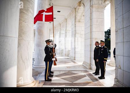 (Von links nach rechts) Morten Bødskov, Verteidigungsminister, Dänemark und USA Armeebrig. General Christopher Norrie, kommandierender General, 7. Ausbildungskommando, ehrt die dänische Flagge im GedenkAmphitheater auf dem Nationalfriedhof Arlington, Virginia, 31. August 2022. Während seiner Zeit bei ANC nahm Bødskov an einer Kranzfestigung der Streitkräfte mit voller Auszeichnung am Grab des unbekannten Soldaten Teil. Stockfoto